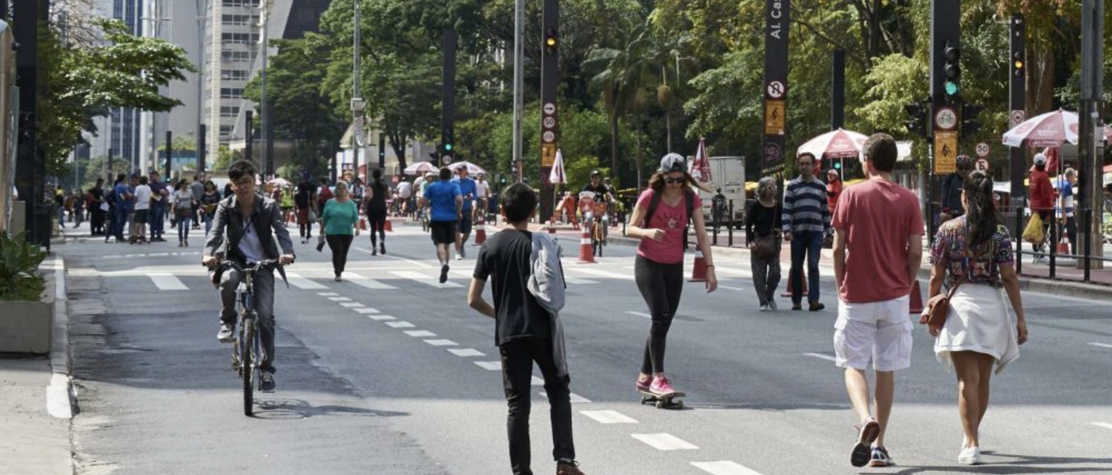 Personas caminando por la ciudad