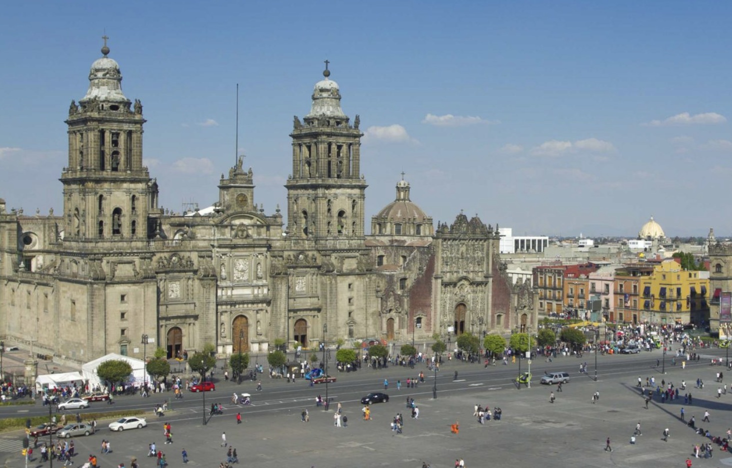 Personas caminando por la ciudad